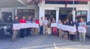 Saat beberapa warga menerima bantuan di halaman Kantor Dinas Perkim.(Isk/NOA.co.id)