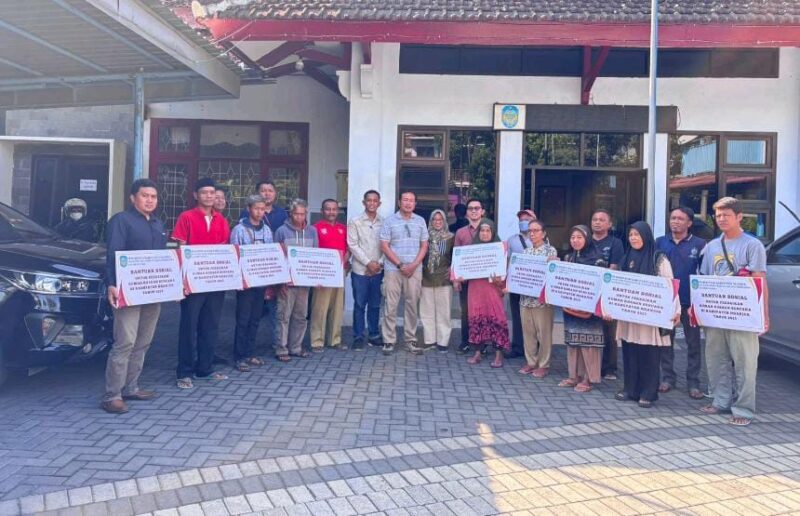 Saat beberapa warga menerima bantuan di halaman Kantor Dinas Perkim.(Isk/NOA.co.id)