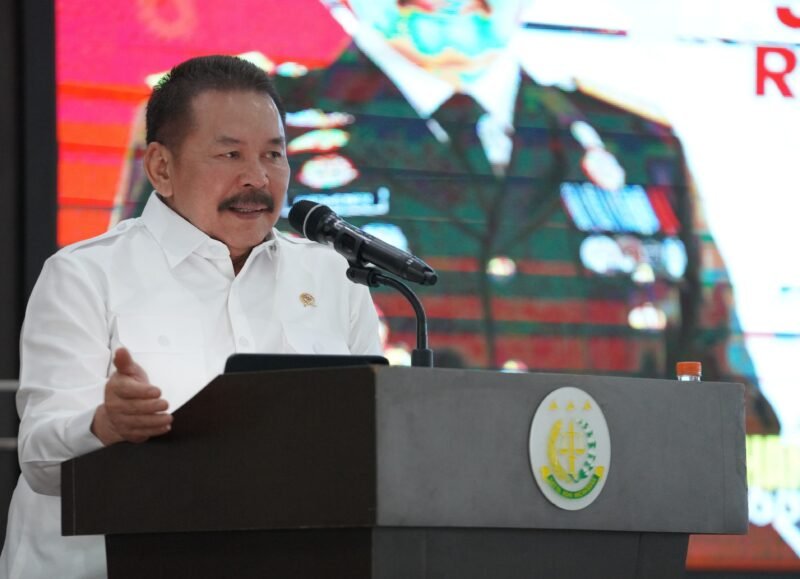 Jaksa Agung Republik Indonesia, S.T. Burhanuddin saat melakukan kunjungan kerja ke wilayah hukum Kejaksaan Tinggi (Kejati) Kalimantan, Selasa (8/7/2025). (Foto : Puspenkum Kejagung RI).