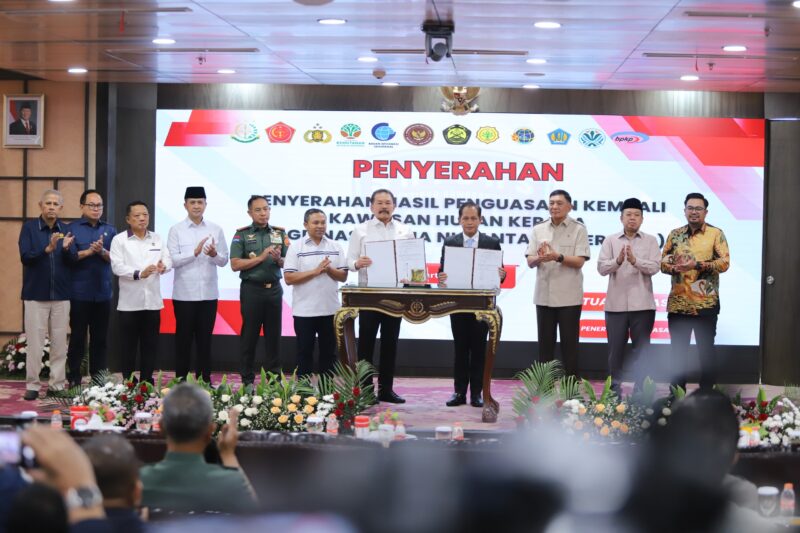 Acara penyerahan hasil penguasaan lahan oleh Satgas Penertiban Kawasan Hutan (PKH) di Gedung Kejaksaan Agung, Jakarta Selatan, Rabu (9/7/2025). ( Foto : NOA.co.id/HO-Puspenkum Kejagung RI).