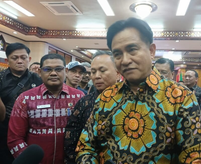 Menko Kumham Imipas, Yusril Ihza Mahendra (Pertama Kanan) seusai silaturahmi dan makan malam bersama Pemerintah Aceh di Anjong Mon Mata, Banda aceh, Rabu Malam (9/7/2025). (Foto : NOA.co.id/Farid Ismullah).