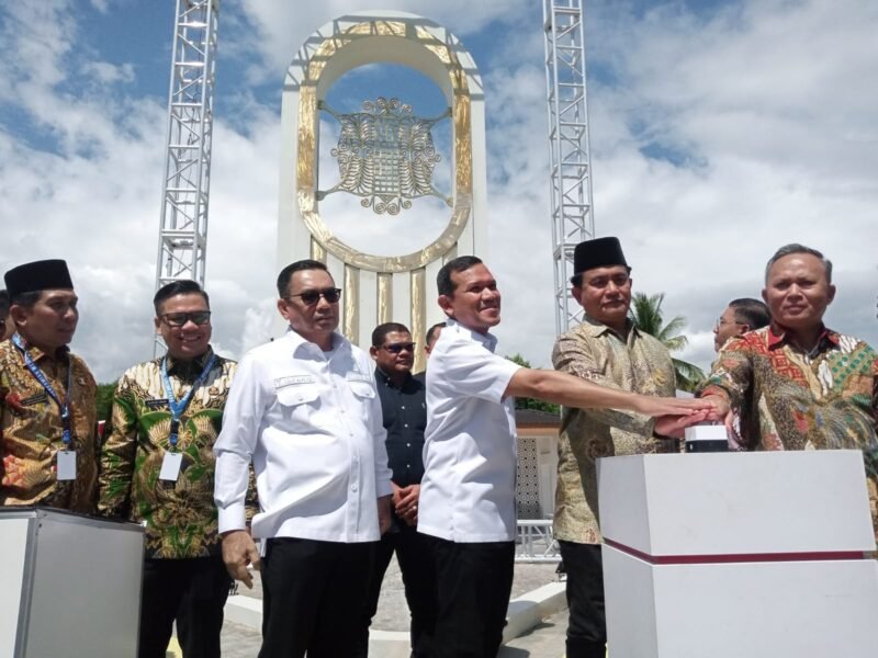 Menko Kumham Imipas, Yusril Ihza Mahendra (Kedua Kanan) didampingi Wakil Menteri HAM, Mugiyanto (Pertama Kanan) bersama Wakil Gubernur Aceh Fadhullah (Tengah) dan anggota Komisi XIII DPR RI, HT Ibrahim (Ketiga kiri) saat peresmian Memorial Living Park Rumoh Geudong di Gampong Bili, Kecamatan Glumpang Tiga, Pidie, Kamis (10/7/2025). (Foto : NOA.co.id/Farid Ismullah).