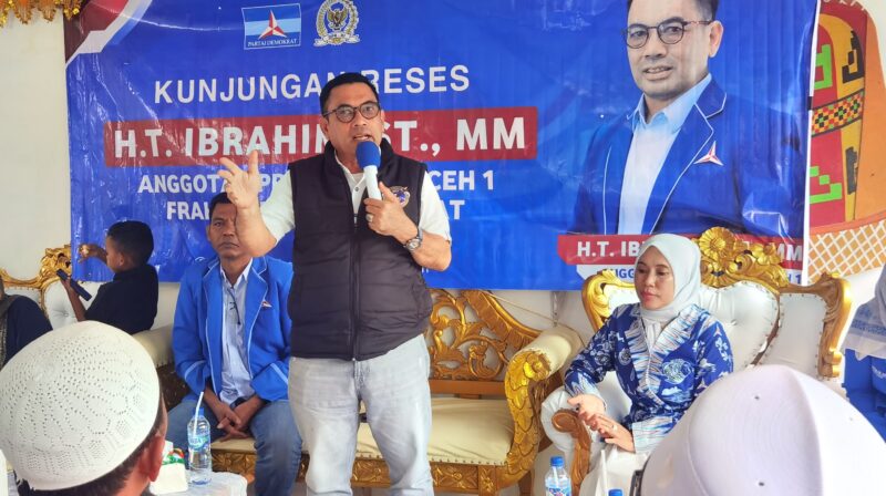 Anggota Komisi XIII DPR RI, HT Ibrahim (Tengah) saat  reses di Desa Meunasah Weh, Lamno Jaya, Aceh Jaya, Sabtu (12/7/2025). (Foto : NOA.co.id/Farid Ismullah).