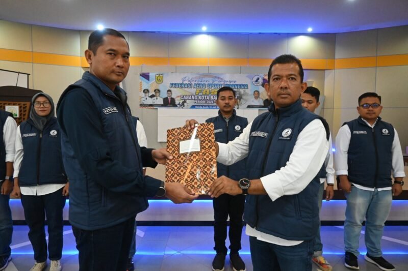 Ketua Umum FASI Provinsi Aceh, Kolonel Pnb Hantarno Edi Sasmoyo, M. Han (Pertama Kiri) saat menyerahkan SK pengukuhan pengurus kepada Ketua FASI Kota Banda Aceh, Jifri Rahmadhani (Pertama Kanan) di Aula Dinas PUPR Aceh, Sabtu (12/07/2025). (Foto : NOA.co.id/Farid Ismullah).