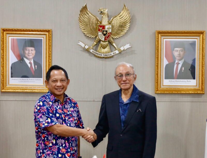 Mendagri Muhammad Tito Karnavian (Pertama Kiri) saat menerima kunjungan silaturahmi Wali Nanggroe Aceh Paduka Yang Mulia (PYM) Teungku Malik Mahmud Al Haythar (Pertama Kanan) di Kediaman Dinas Mendagri, Jakarta, Sabtu siang (12/7/2025). (Foto : NOA.co.id/HO-Puspen Kemendagri).