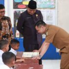 Wabup Pidie, Alzazizi saat meninjau hari pertama belajar di SD Negeri 3 Beureunuen, Kecamatan Mutiara Timur, Senin (14/7/2025) (Foto.dok.Prokopim.NOA.co.id)