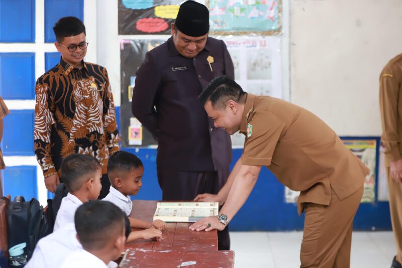 Wabup Pidie, Alzazizi saat meninjau hari pertama belajar di SD Negeri 3 Beureunuen, Kecamatan Mutiara Timur, Senin (14/7/2025) (Foto.dok.Prokopim.NOA.co.id)