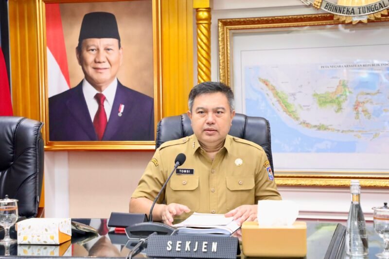 Sekjen Kemendagri, Tomsi Tohir saat memimpin Rapat Koordinasi Pengendalian Inflasi Daerah di Ruang Sidang Utama, Kantor Pusat Kemendagri, Jakarta, Senin (14/7/2025). (Foto : NOA.co.id/HO-Puspen Kemendagri).