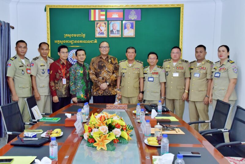 Dubes Santo (Tengah) saat bertemu Kepala Kepolisian Provinsi Kampot dan Kep, Selasa (8/7/2025). (NOA.co.id/HO-KBRI Phnom Penh).