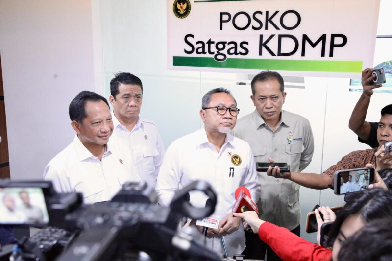 Seusai Rakor Persiapan Peluncuran 80.000 Kopdeskel Merah Putih di Kantor Kementerian Koordinator Bidang Pangan, Jakarta, Selasa (15/7/2025). (Foto : NOA.co.id/HO-Puspen Kemendagri).