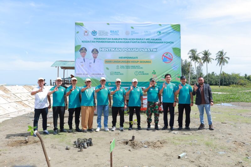 Aceh Barat Peringati Hari Lingkungan Hidup Sedunia dengan Aksi Bersih Pantai dan Penanaman Pohon. Foto: Dok. Diskominsa Aceh Barat