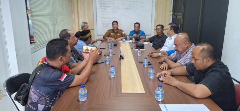 Kadis Kesehatan Aceh, dr. Munawar, SPOG bersilaturahmi dan berdiskusi dengan Pengurus PWI Aceh di Kantor PWI Aceh, Selasa, 15 Juli 2025. Foto: Dok. Abdul Hadi/PWI Aceh