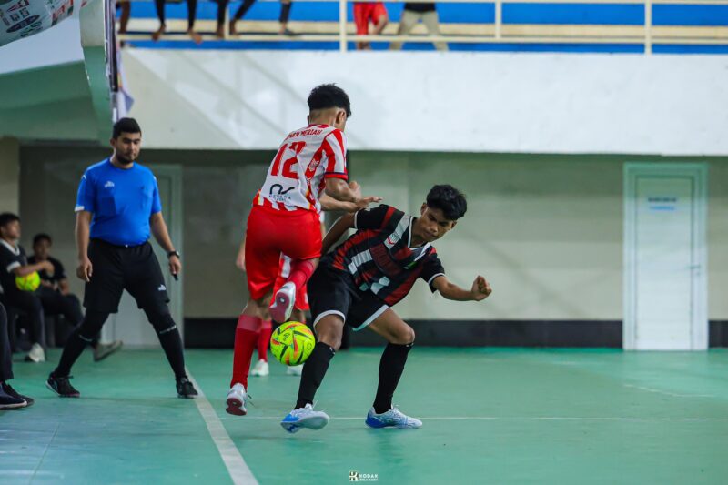 Pemain Futsal Pidie sedang berebut bola dengan pemain futsal Bener Meriah Dilaga babak penentuan Pra PORA di GOR Alun-Alun Kota Sigli, Selasa (15/7/2025) (Foto.Amir Sagita.NOA.co.id).