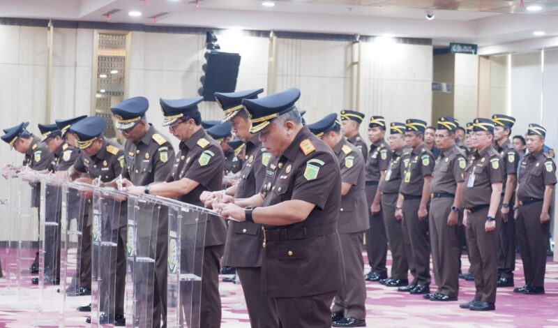 Kapuspenkum Kejagung Harli Siregar (Pertama Kanan) Resmi dilantik sebagai Kejati Sumut, Jakarta, Rabu (16/7/2025). (Foto : NOA.co.id/HO-Puspenkum Kejagung RI).