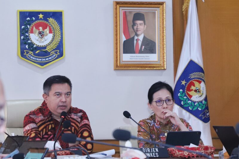 Sekjen Kemendagri, Tomsi Tohir (Pertama Kiri) saat Rapat Koordinasi Evaluasi Penuntasan TBC di Daerah bersama Pemda, Jakarta, Kamis (17/7/2025). (Foto : NOA.co.id/HO-Puspen Kemendagri).