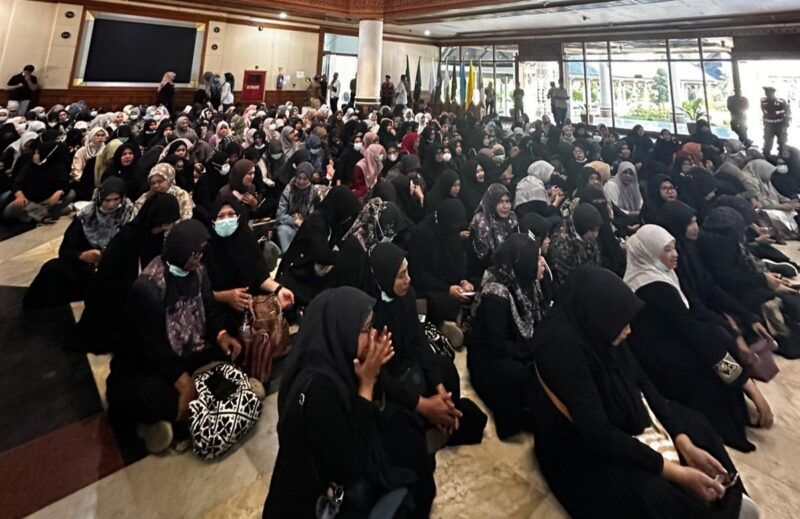Ratusan pegawai Rumah Sakit Umum Daerah Zainoel Abidin (RSUDZA) berkumpul di kantor Gubernur Aceh, Banda Aceh, Jumat (18/7/2025). (Foto : NOA.co.id/Farid Ismullah).