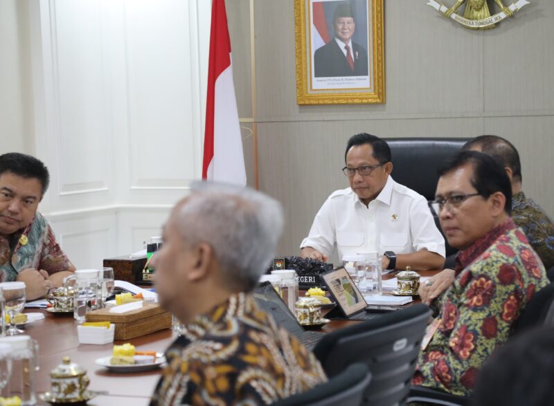 Mendagri Muhammad Tito Karnavian (Tengah) saat Rapat Koordinasi Sosialisasi Pembangunan Satuan Pelayanan Pemenuhan Gizi (SPPG) dan Persiapan Launching Koperasi Desa/Kelurahan Merah Putih serta Perayaan HUT ke-80 RI Tahun 2025 digelar secara virtual, Jakarta, Jumat (18/7/2025). (NOA.co.id/HO-Puspen Kemendagri).