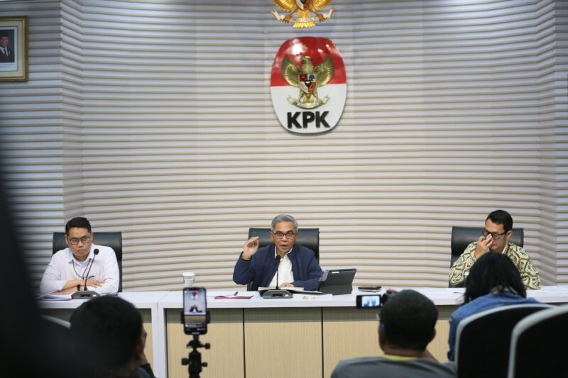 Ketua Komisi Pemberantasan Korupsi (KPK), Setyo Budiyanto (Tengah) saat memberikan keterangannya terkait RUU HAP di Gedung Merah Putih KPK, Jakarta, Kamis (17/7/2025).(Foto : NOA.co.id/HO-KPK).