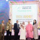 PT Solusi Bangun Andalas saat menerima 4 penghargaan Perempuan Berbakti 2025 yang diselenggarakan oleh Corporate Forum for CSR Development, Jakarta (18/7/2025). (Foto : NOA.co.id/HO-PT Solusi Bangun Andalas).