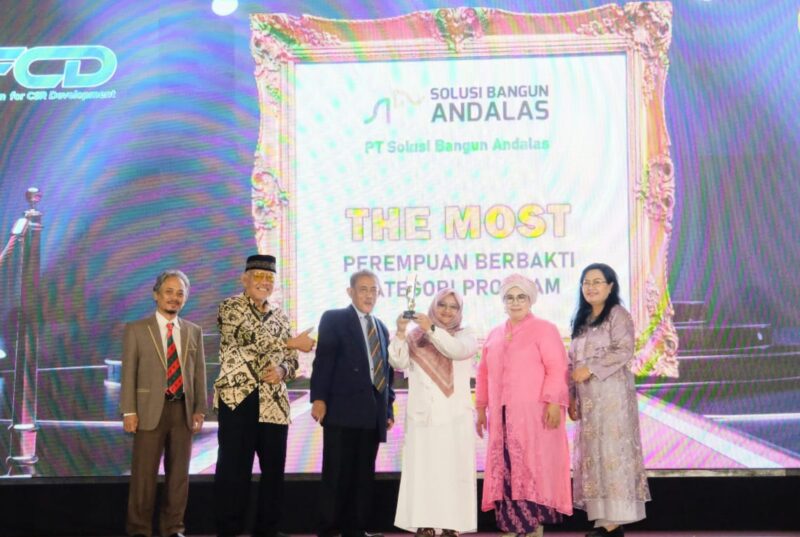 PT Solusi Bangun Andalas saat menerima 4 penghargaan Perempuan Berbakti 2025 yang diselenggarakan oleh Corporate Forum for CSR Development, Jakarta (18/7/2025). (Foto : NOA.co.id/HO-PT Solusi Bangun Andalas).