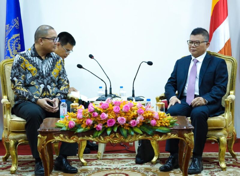 Duta Besar RI untuk Kerajaan Kamboja, Dr. Santo (Pertama Kiri) saat membahas kerjasama penanggulangan aktivitas kejahatan penipuan daring bersama Senior Minister Chhay Sinarith (Pertama Kanan), Phnom Penh, Senin (21/7/2025). (Foto : NOA.co.id/HO-KBRI Phnom Penh).