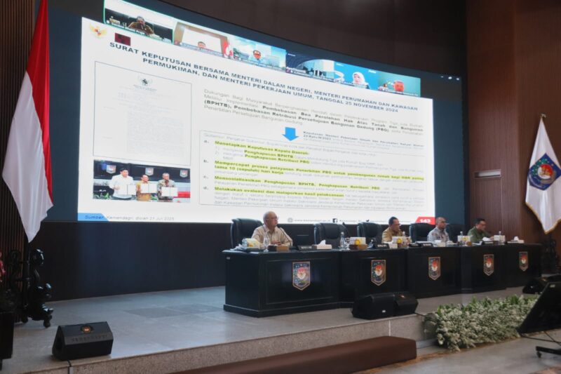 Rakor Pengendalian Inflasi Daerah yang dirangkaikan dengan Pembahasan Evaluasi Dukungan Pemda dalam Program 3 Juta Rumah, Selasa, Jakarta (22/7/2025). (Foto : Puspen Kemendagri).