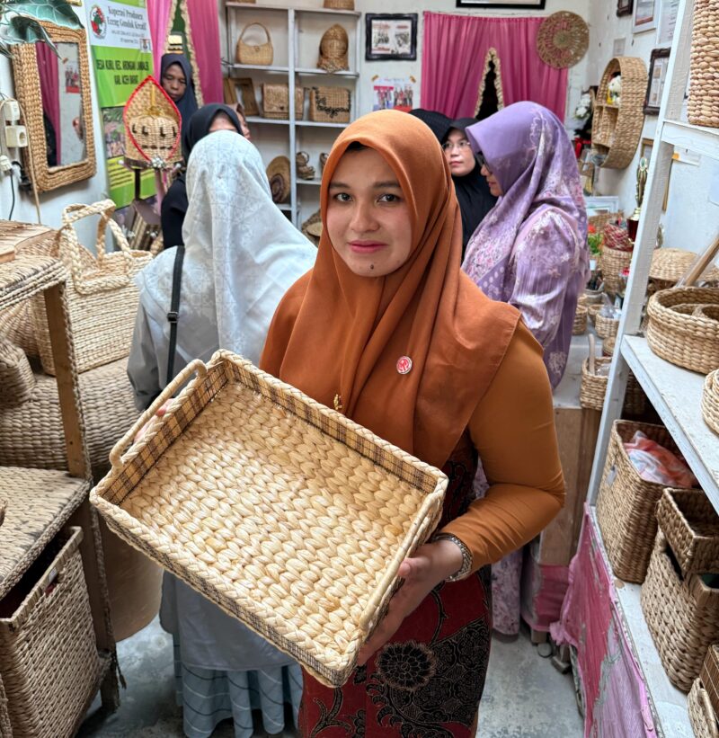 Ketua Dekranasda Aceh Barat, Ny. Afrinda Novalia, SE, MM. Foto: Ist