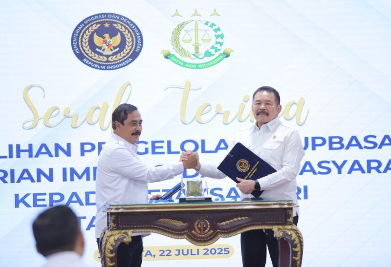 Jaksa Agung Sanitiar Burhanuddin (kanan) bersama Menteri Imigrasi dan Pemasyarakatan (Imipas) Agus Andrianto (kiri) saat pengalihan Naskah pengelolan Rumah Penyimpanan Benda Sitaan Negara (Rupbasan) usai ditandatangani di Kantor Kejaksaan Agung, Jakarta, Selasa (22/7/2025). (NOA.co.id/HO-Kejagung RI).