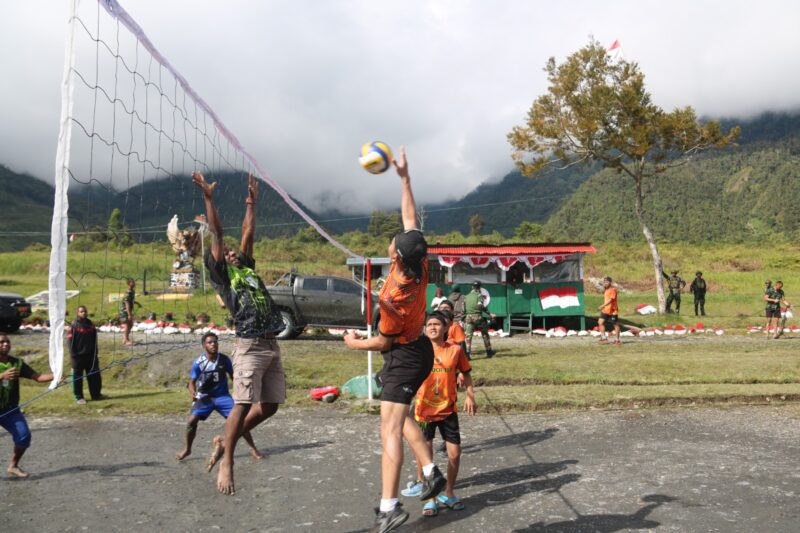 Gelar Olahraga Bersama Masyarakat, Satgas Yonif 112/DJ Bagikan Sarana Olahraga di Puncak Jaya. Foto: Dok. Pendam IM