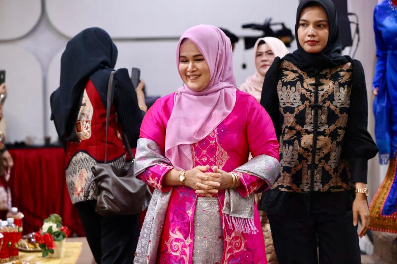 Ketua Staf Ahli TP-PKK Aceh Hadiri Parade Hari Kebaya Nasional ke-2. Foto: Ist