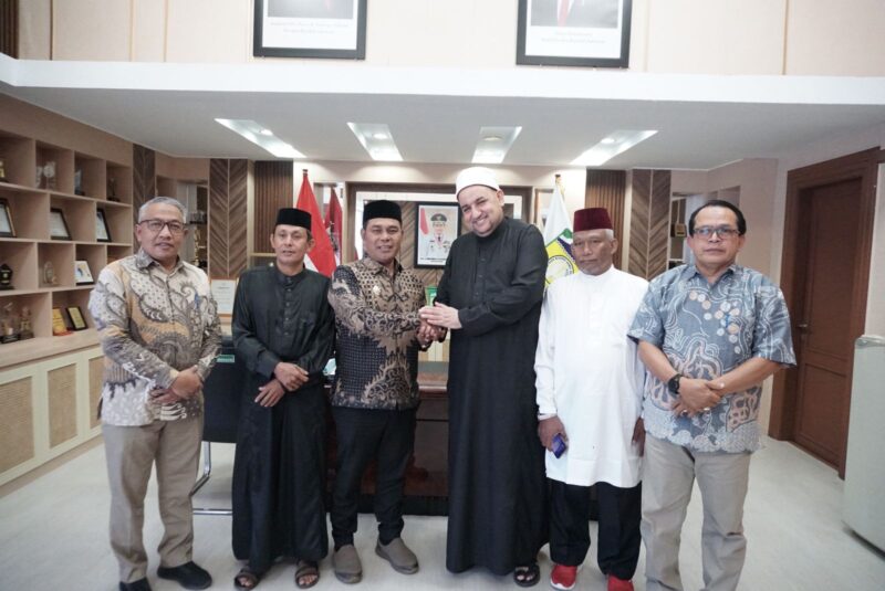 Bupati Aceh Besar Muharram Idris menyambut kunjungan Duta Perwakilan Palestina Syekh Dr Samih Kamel Hajjaj di ruang kerjanya, Kota Jantho, Kamis (24/07/2025). Foto: Dok. MC Aceh Besar