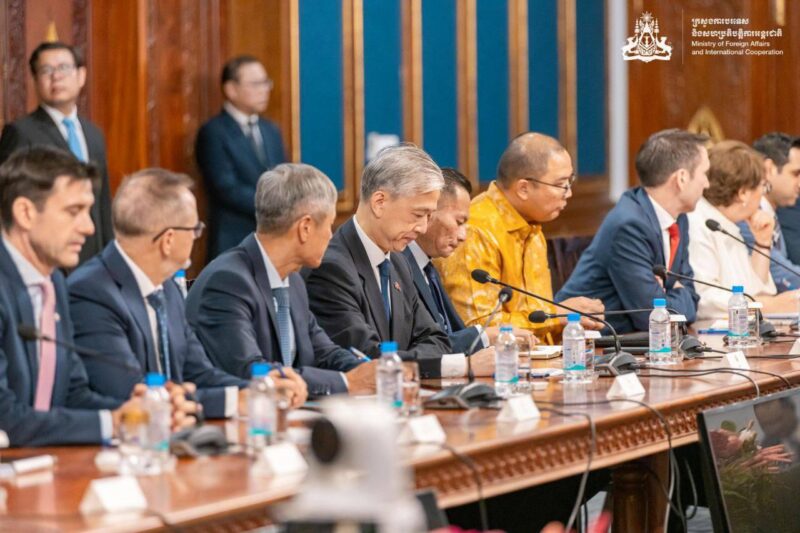 Duta Besar RI untuk Kamboja Santo Darmosumarto (Batik Kuning Kiri) beserta Atase Pertahanan KBRI Phnom Penh saat menghadiri briefing korps diplomatik terkait perkembangan situasi keamanan di perbatasan Kamboja-Thailand, Phnom Penh, Jumat (25/7/2025). (Foto : NOA.co.id/HO-KBRI Phnom Penh).