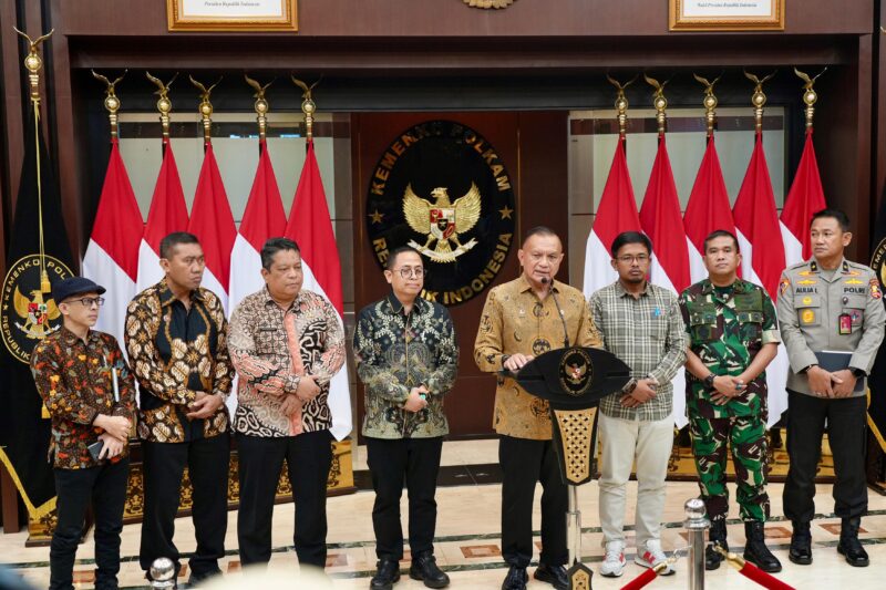 Wakil Menteri Koordinator Bidang Politik dan Keamanan Lodewijk Freidrich Paulus saat memberikan keterangan mengenai kesiapan pemungutan suara ulang pemilihan kepala daerah di Gedung Utama Kemenko Polkam, Jakarta, Jumat (25/7/2025). (Foto : NOA.co.id/HO-Kemenko Polkam).