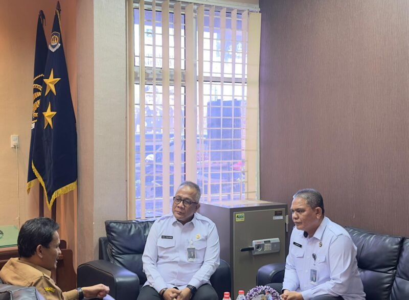 Kakanwil Ditjen Imigrasi Aceh, Tato Juliadin Hidayawan (Tengah) saat menerima kunjungan Asisten II Sekretaris Daerah Provinsi Aceh Bidang Perekonomian dan Pembangunan, Zulkifli (Pertama Kiri), Banda Aceh, Senin (28/7/2025). (Foto : NOA.co.id/HO-Kanwil Ditjenim Aceh).