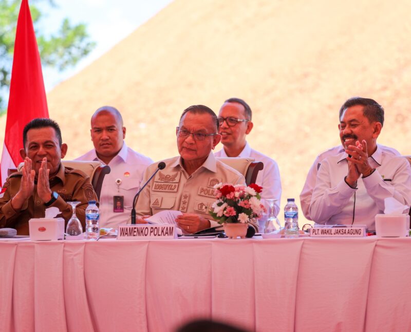 Wakil Menteri Koordinator Bidang Politik dan Keamanan, Letjen TNI (Purn.) Lodewijk F. Paulus menggelar kegiatan peluncuran dan konferensi pers sisa stockpile bijih bauksit di Kepulauan Riau (Kepri) di Pulau Dompak, Tanjungpinang, Senin (28/7/2025). (Foto : NOA.co.id/HO-Kemenko Polkam RI).