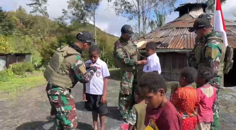 Peduli Anak Papua, Satgas Yonif 112/DJ Bagikan Seragam Sekolah dab Alat Tulis. Foto: Ist