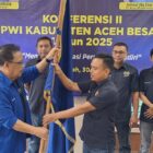 Ketua PWI Aceh, Nasir Nurdin menyerahkan pataka organisasi kepada Ketua PWI Aceh Besar terpilih, Jufrizal pada rangkaian Konferkab II PWI Aceh Besar di Aula PWI Aceh di Banda Aceh, Rabu, 30 Juli 2025. Foto: Dok PWI Aceh Besar