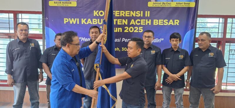 Ketua PWI Aceh, Nasir Nurdin menyerahkan pataka organisasi kepada Ketua PWI Aceh Besar terpilih, Jufrizal pada rangkaian Konferkab II PWI Aceh Besar di Aula PWI Aceh di Banda Aceh, Rabu, 30 Juli 2025. Foto: Dok PWI Aceh Besar