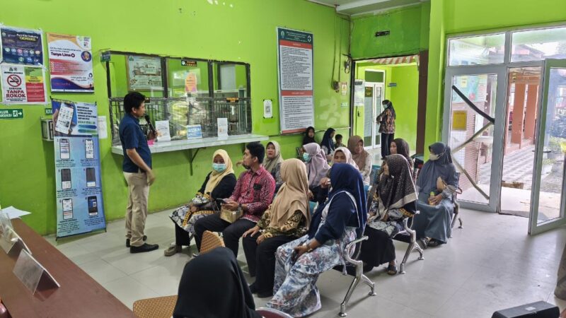 Kepala BPJS Cabang Simeulue, Irdiansah, saat melaksanakan sosialisasi di Puskesmas Simeulue Timur. Foto:Dok. Argam/Noa.co.id.