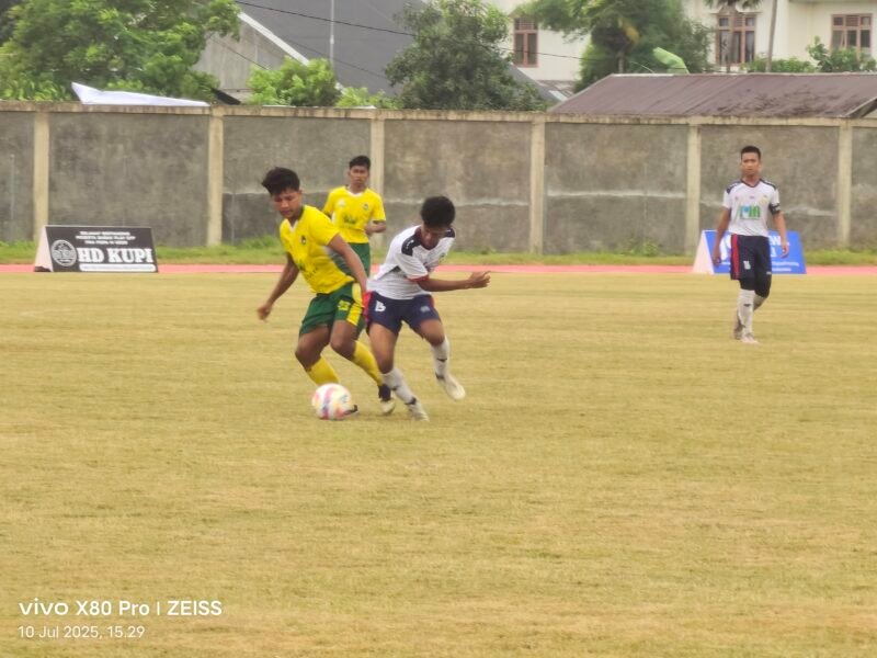 Pemain Aceh Besar berebut bola dengan pemain Aceh Tamiang pada laga Playoff Pra PORA di Stadion Blang Paseh, Kota Sigli, Kamis (10/7/2025) (Foto.Amir Sagita.NOA.co.id).