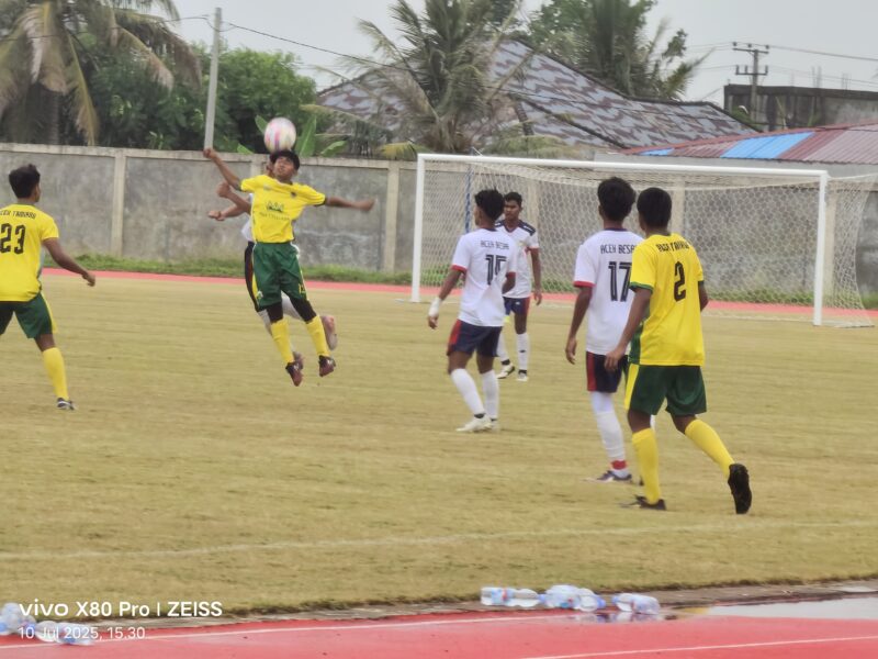 Pemain Aceh Tamiang memakai kustum warna kuning sedang bereebut bola pada laga Playoff Pra PORA di Stadion Blang Paseh Kota Sigli, Kamis (10/7/2025) (Foto.Amir SagitaNOA.co.id)