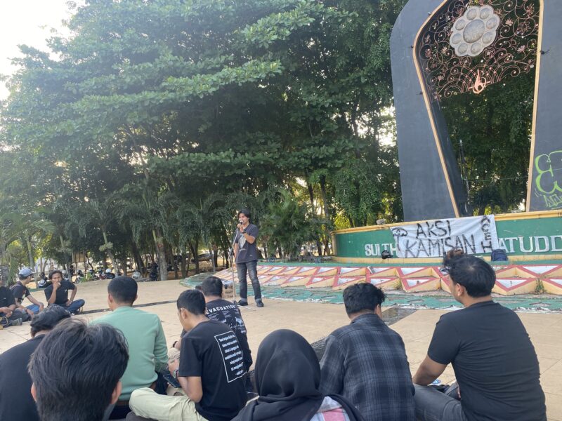 Sejumlah mahasiswa dan masyarakat sipil ber orasi pada aksi kamisan tepatnya di taman ratu safiatuddin terkait merawat ingatan 30 tahun konflik. Kamis,(03/07/2025). Foto:Dok. Aininadhirah/Noa.co.id