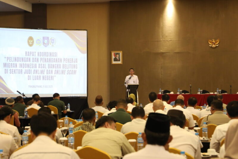 Deputi Bidang Pollugri Kemenko Polkam, Duta Besar Mohammad K. Koba saat rapat koordinasi Pelindungan dan Penanganan Pekerja Migran Indonesia di Sektor Judi Online dan Online Scam di Luar Negeri,  Pangkalpinang, Rabu (9/7/2025). (Foto : NOA.co.id/HO- Kemenko Polkam).