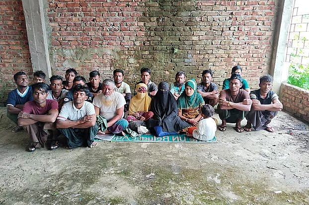 Pengungsi Rohingya setelah tiba di Pulau St. Martin di tengah kondisi laut yang buruk (Fotor: BGB)