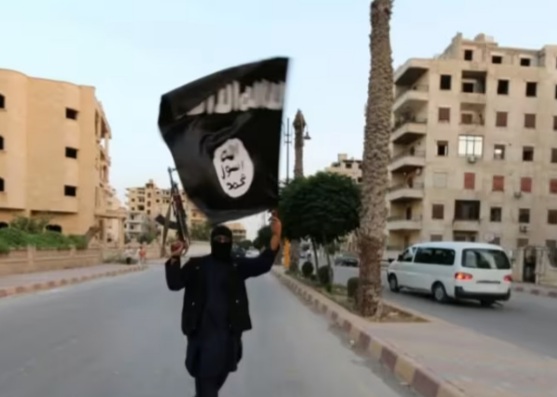 Anggota militan membawa bendera ISIS di Raqqa, Suriah, 29 Juni 2014 (Reuters/Stringer).