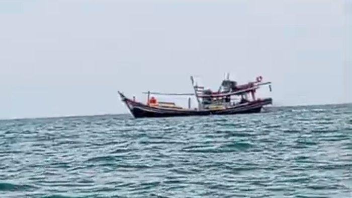 Terlihat 1 boat katrol diduga menggunakan pukat harimau sedang beraktivitas di jarak sekitar 3 km dari pantai kawasan Ujung Perleng, direkam oleh nelayan pada Sabtu (12/7/2025). (Foto : Ist).