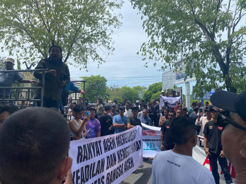Sejumlah Aliansi Rakyat Menggugat melakukan aksi demo di depan Kantor Gubernur Aceh sejak pukul 10.00 WIB. Senin,(07/07/2025). Foto:Dok. Aininadhirah/Noa.co.id