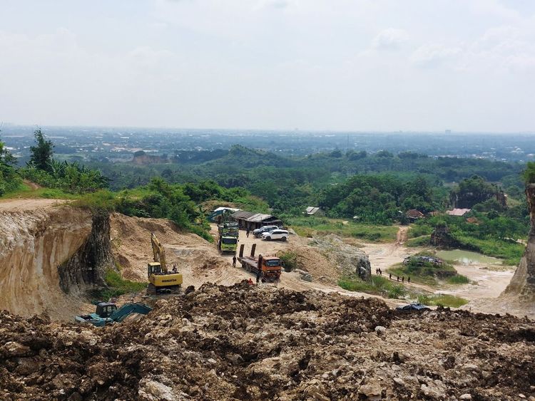 Pertambangan ilegal di kawasan hutan produksi terbatas Gunung Karang, Kecamatan Klapanunggal, Kabupaten Bogor, Jawa Barat, Kamis (2/7/2025). (Foto : NOA.co.id/HO-Kemenhut).