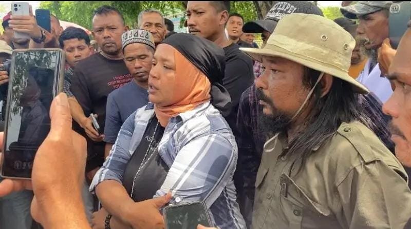 Yulinda Wati selaku Koordinator aksi menyampaikan Point-point penting dalam aksi demo kali ini yang digelar di depan kantor Gubernur. Senin,(07/07/2025). Foto:Dok. Aininadhirah/NOa.co.id