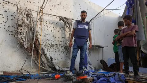 Anak-anak Palestina dan seorang jurnalis memeriksa tenda Al Jazeera yang hancur di Rumah Sakit Al-Shifa di Kota Gaza pada 11 Agustus 2025, menyusul serangan semalam oleh militer Israel. (BASHAR TALEB/AFP)